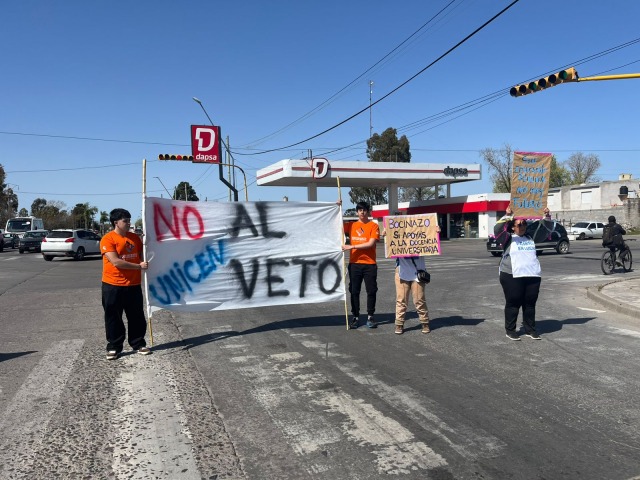 Bocinazos y banderas en contra del veto de Milei